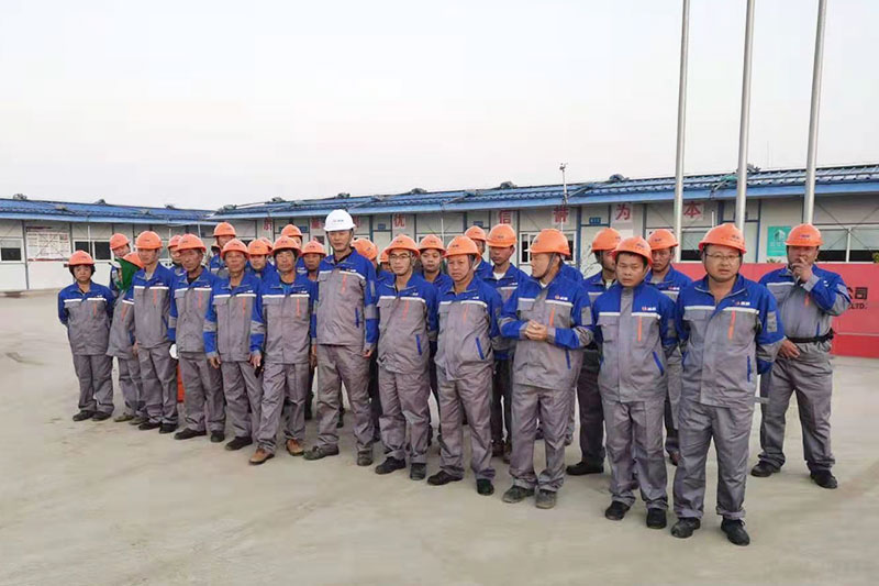 盛洲地基公司为一线工地员工统一换发新款工作服